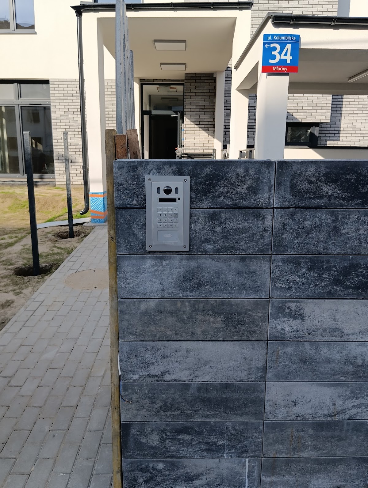 Wideodomofon w nowoczesnym ogrodzeniu