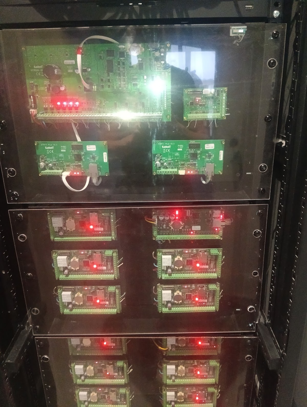 Profesjonalna szafa serwerowa z panelami Satel